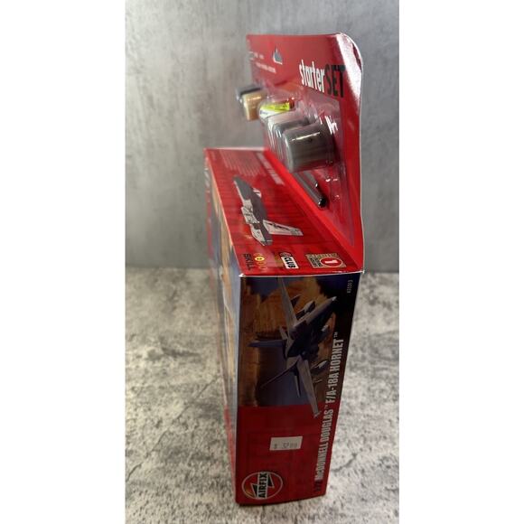 Airfix McDonnell Douglas F/A-18A Hornet #A55313 1:72 w/ Glue, Paint & Brushes - Picture 3 of 9